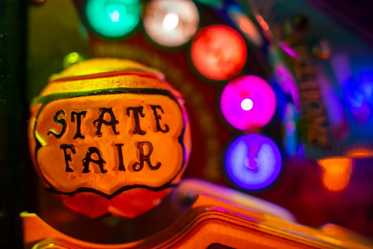 The Wizard of Oz pinball official cabinet or playfield detail 4