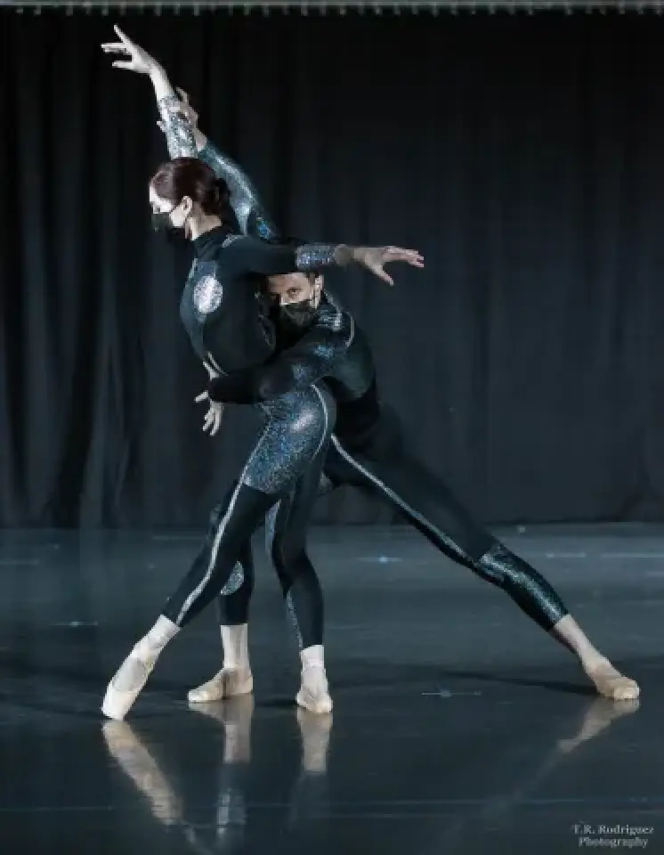 Two ballet dancers perform Terminus in dark costumes onstage.