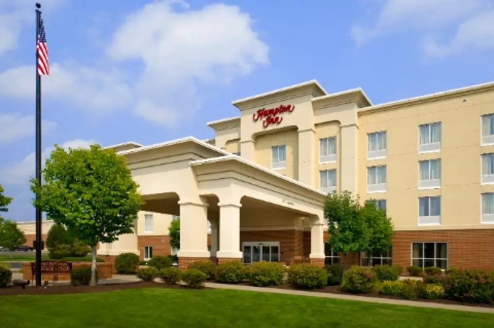 Hampton Inn by Hilton exterior at dusk