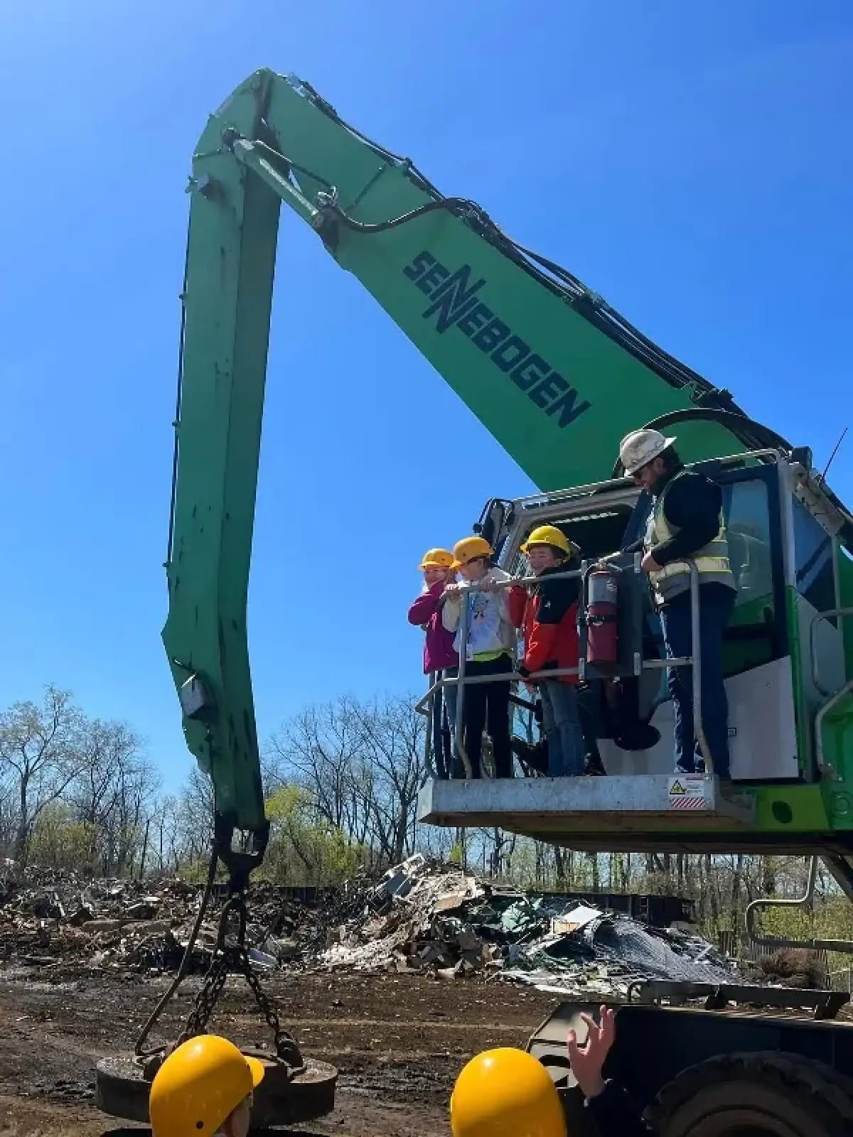 kids observing metalico machinery