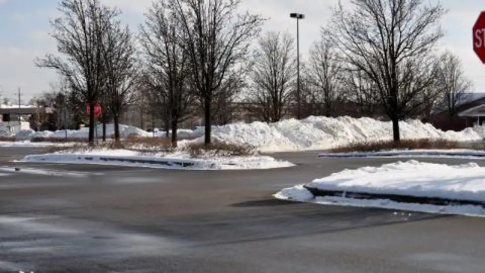 tidy plowed commerical driveway