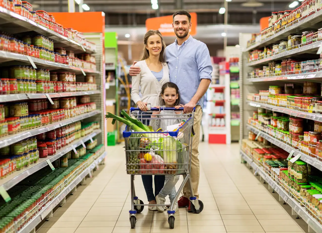 family-in-grocery-store