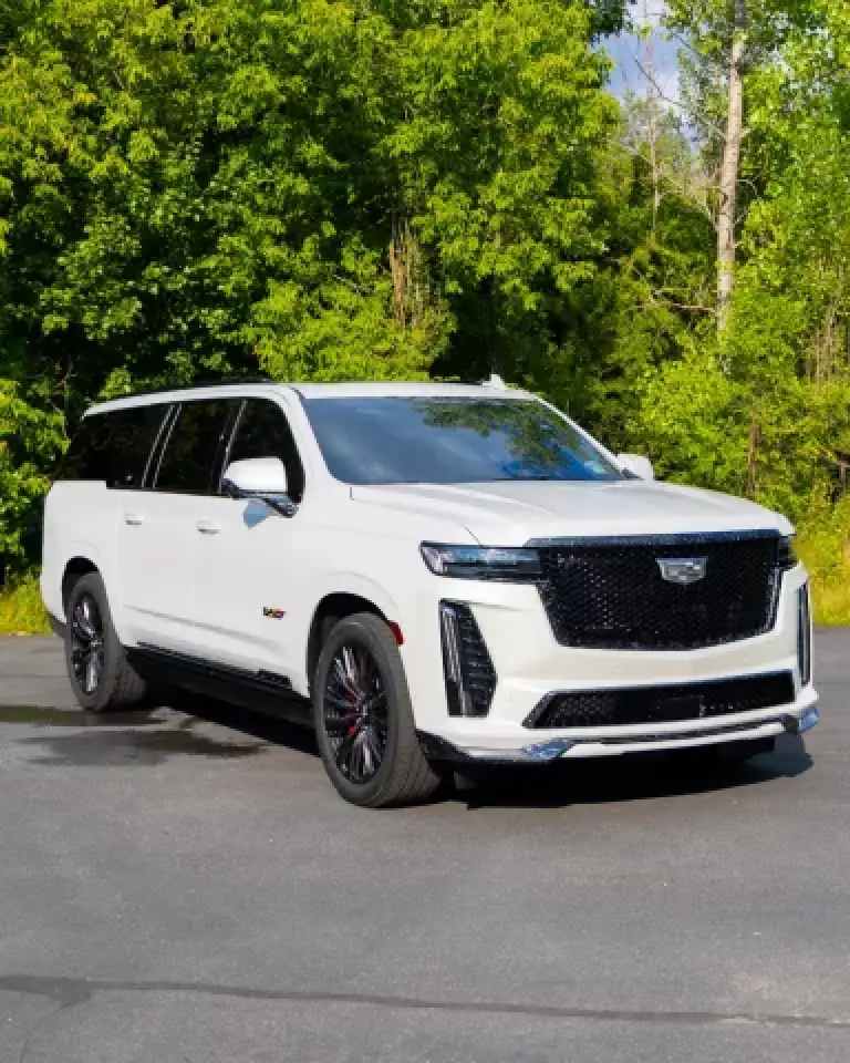 2022 Cadillac Escalade-V luxury performance SUV exterior front view