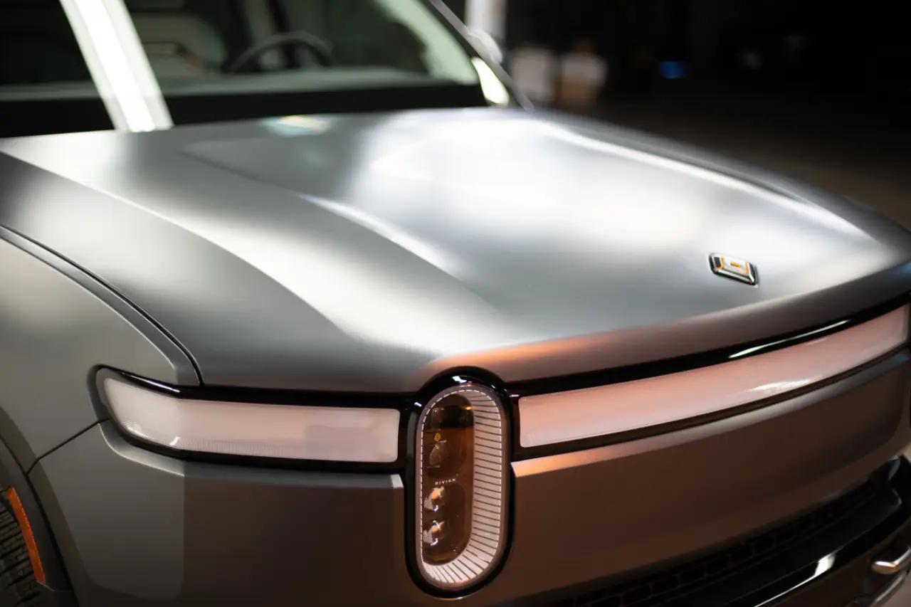 silver 2023 rivian r1s