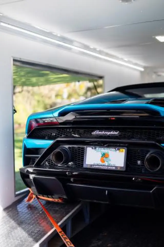 2023 lamborghini huracan back close up