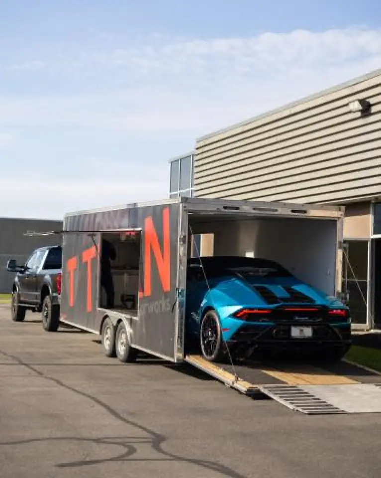 2023 lamborghini huracan loading into trailer