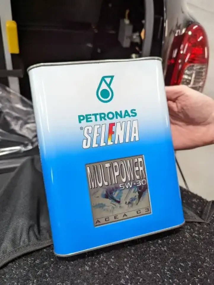 Petronas Selenia motor oil used for London taxi service maintenance