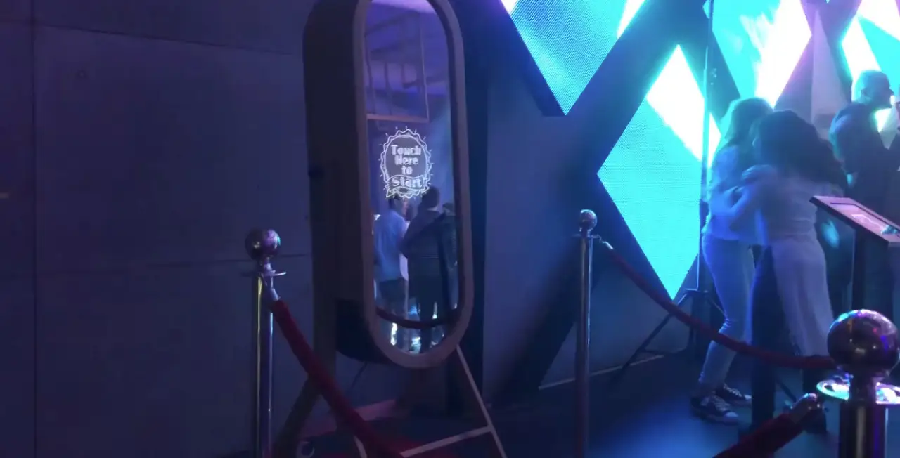 Retro Mirror Booth