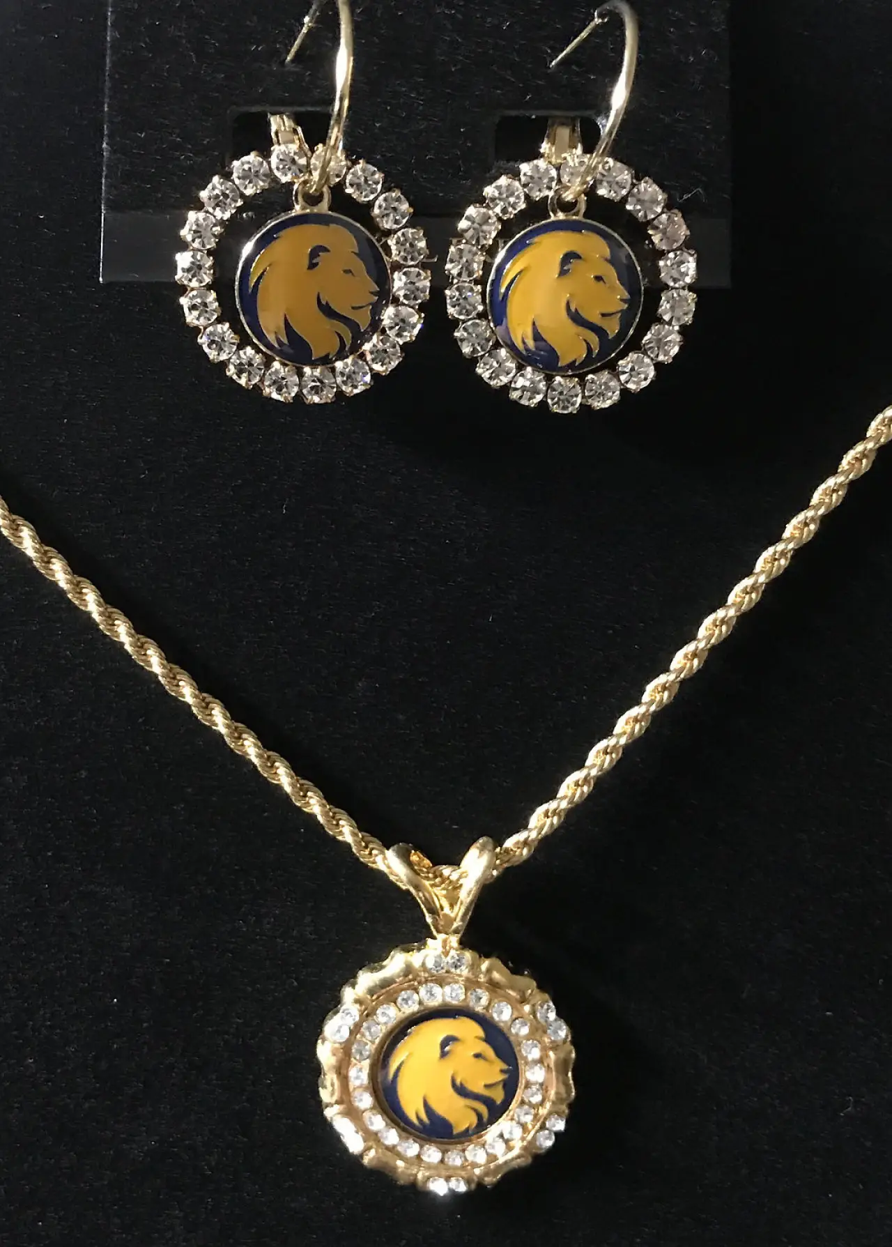 Lions Head Medallion with  Full Set shown $179