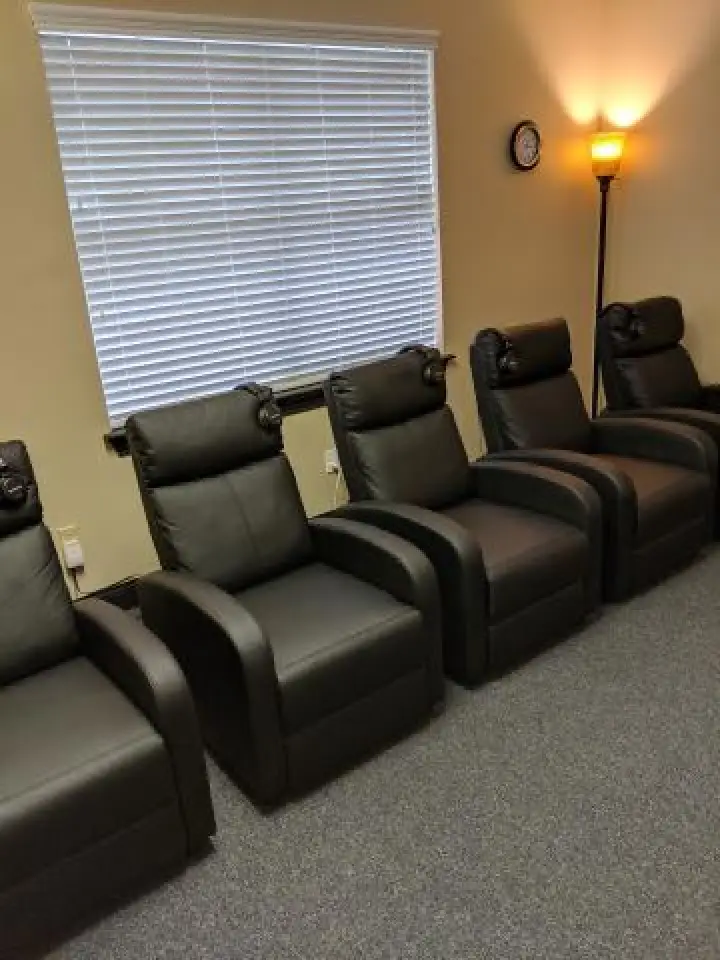 5 black hypnosis chairs