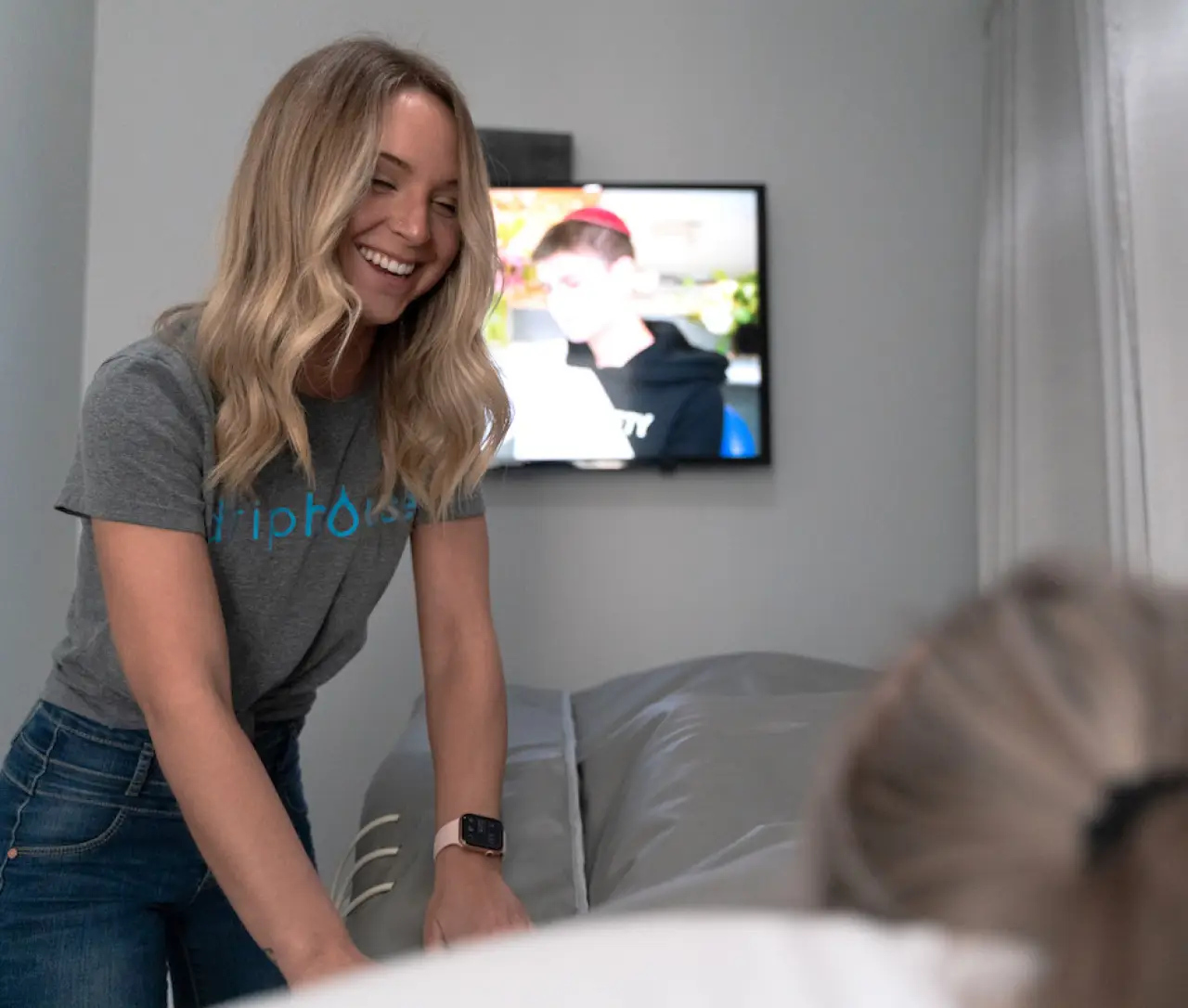 employee smiling at customer during signature drip at driphouse